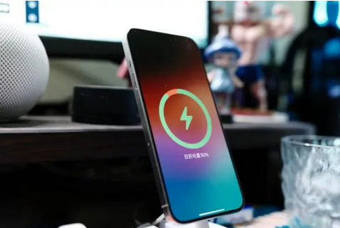 宝坻苹果15换屏服务分享用什么充电器给iPhone15充电更好 
